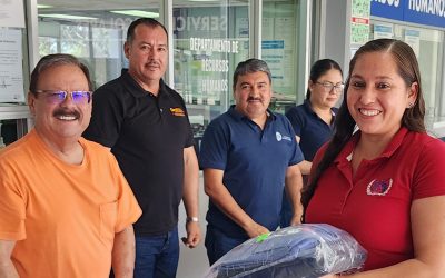 Entrega de uniformes a personal administrativo del IT de La Paz